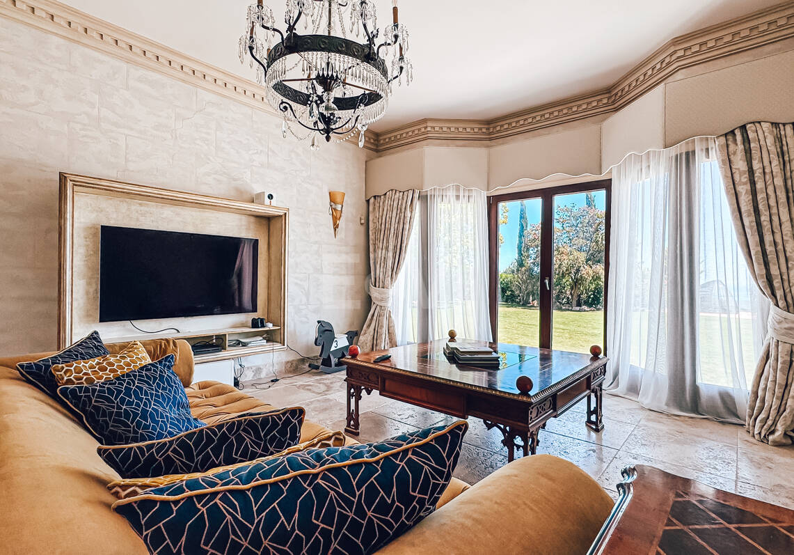 Villa elegante con vistas panorámicas al mar en La Zagaleta