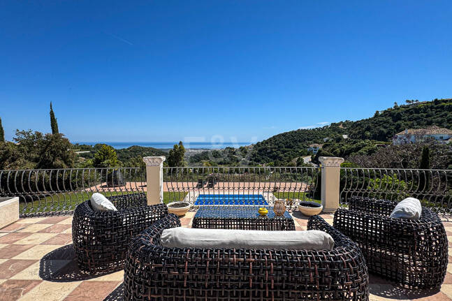 Villa elegante con vistas panorámicas al mar