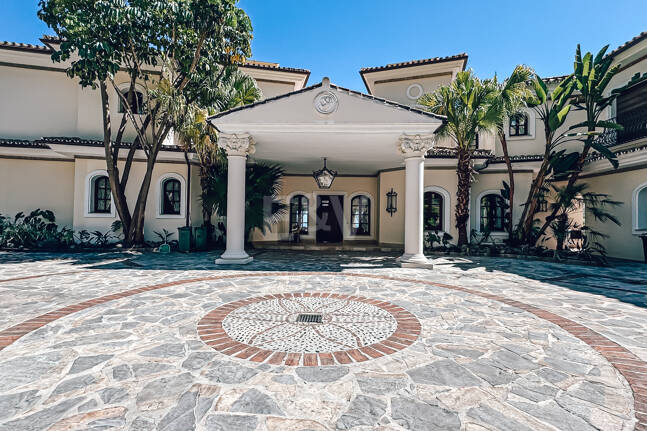 Villa elegante con vistas panorámicas al mar