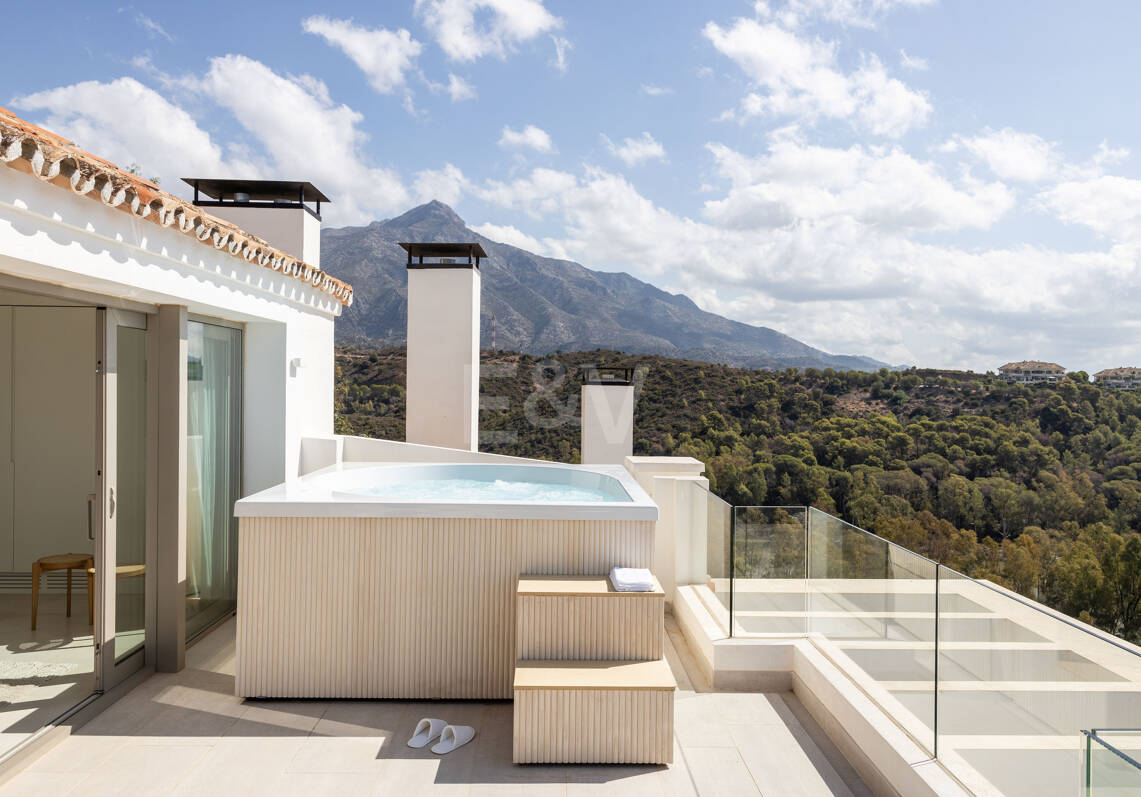 Ático Dúplex Esquina en Nueva Andalucía con vistas panorámicas al mar