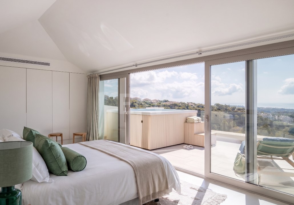 Ático Dúplex Esquina en Nueva Andalucía con vistas panorámicas al mar