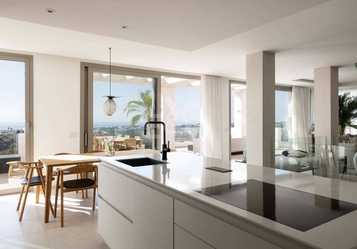 Ático Dúplex Esquina en Nueva Andalucía con vistas panorámicas al mar
