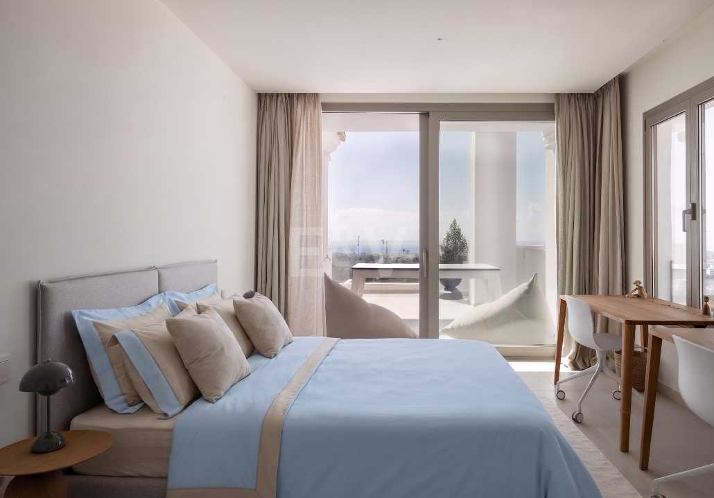 Ático Dúplex Esquina en Nueva Andalucía con vistas panorámicas al mar