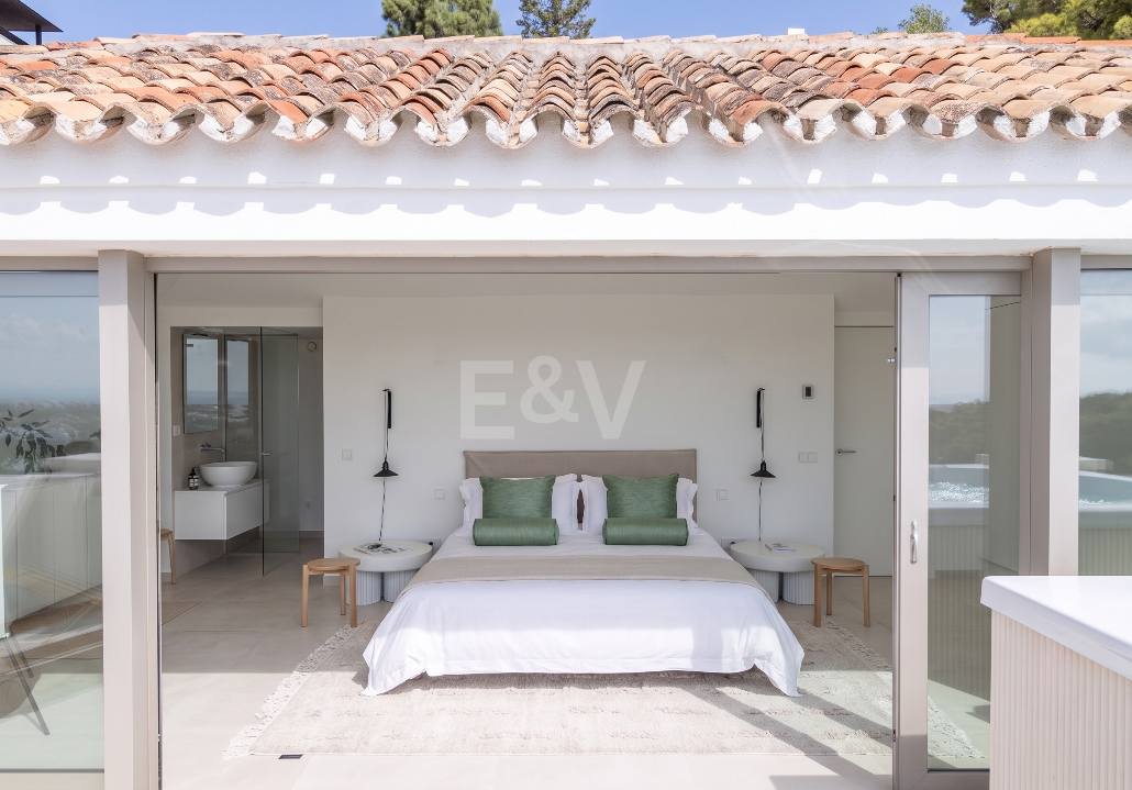 Ático Dúplex Esquina en Nueva Andalucía con vistas panorámicas al mar