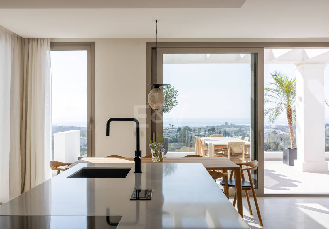 Ático Dúplex Esquina en Nueva Andalucía con vistas panorámicas al mar