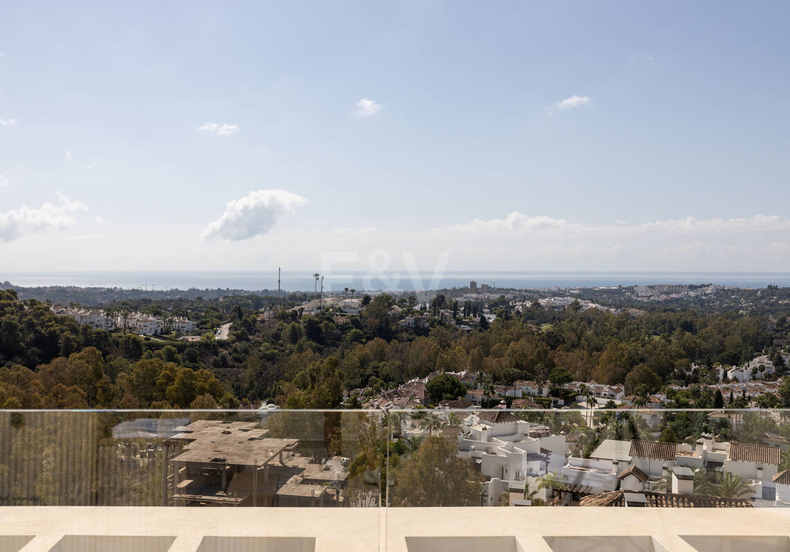 Ático Dúplex Esquina en Nueva Andalucía con vistas panorámicas al mar