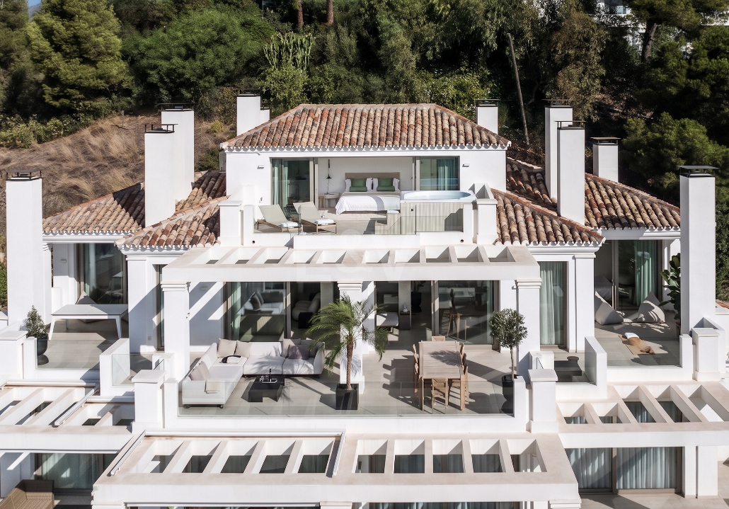Ático Dúplex Esquina en Nueva Andalucía con vistas panorámicas al mar