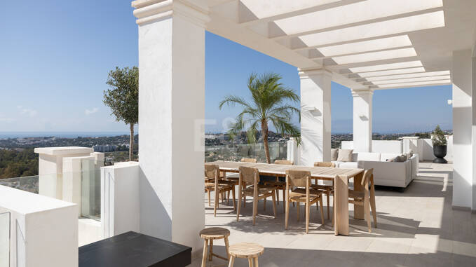 Corner Duplex Penthouse à Nueva Andalousie avec vue panoramique sur la mer