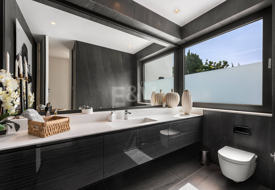 Zeitgenössische Designervilla Mit Spektakulärem Meerblick An Der Goldenen Meile Von Marbella