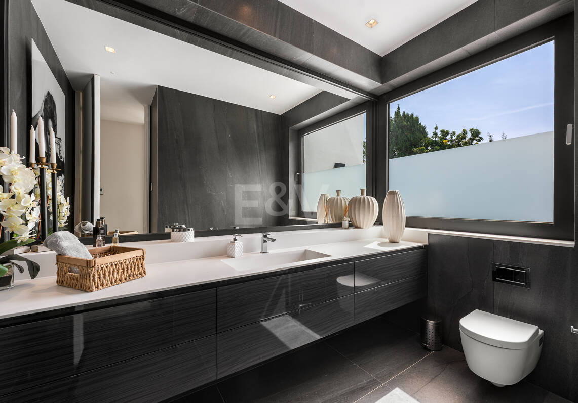 Villa contemporánea de diseño con espectaculares vistas al mar en la Milla de Oro de Marbella