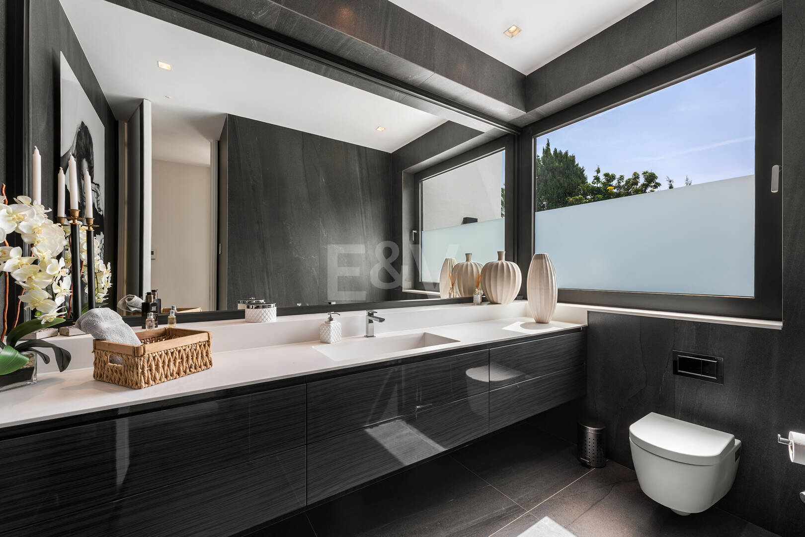 Zeitgenössische Designervilla Mit Spektakulärem Meerblick An Der Goldenen Meile Von Marbella