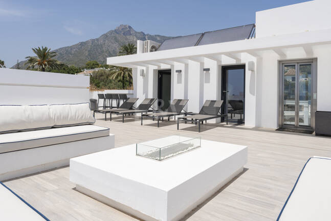 Zeitgenössische Designervilla Mit Spektakulärem Meerblick An Der Goldenen Meile Von Marbella