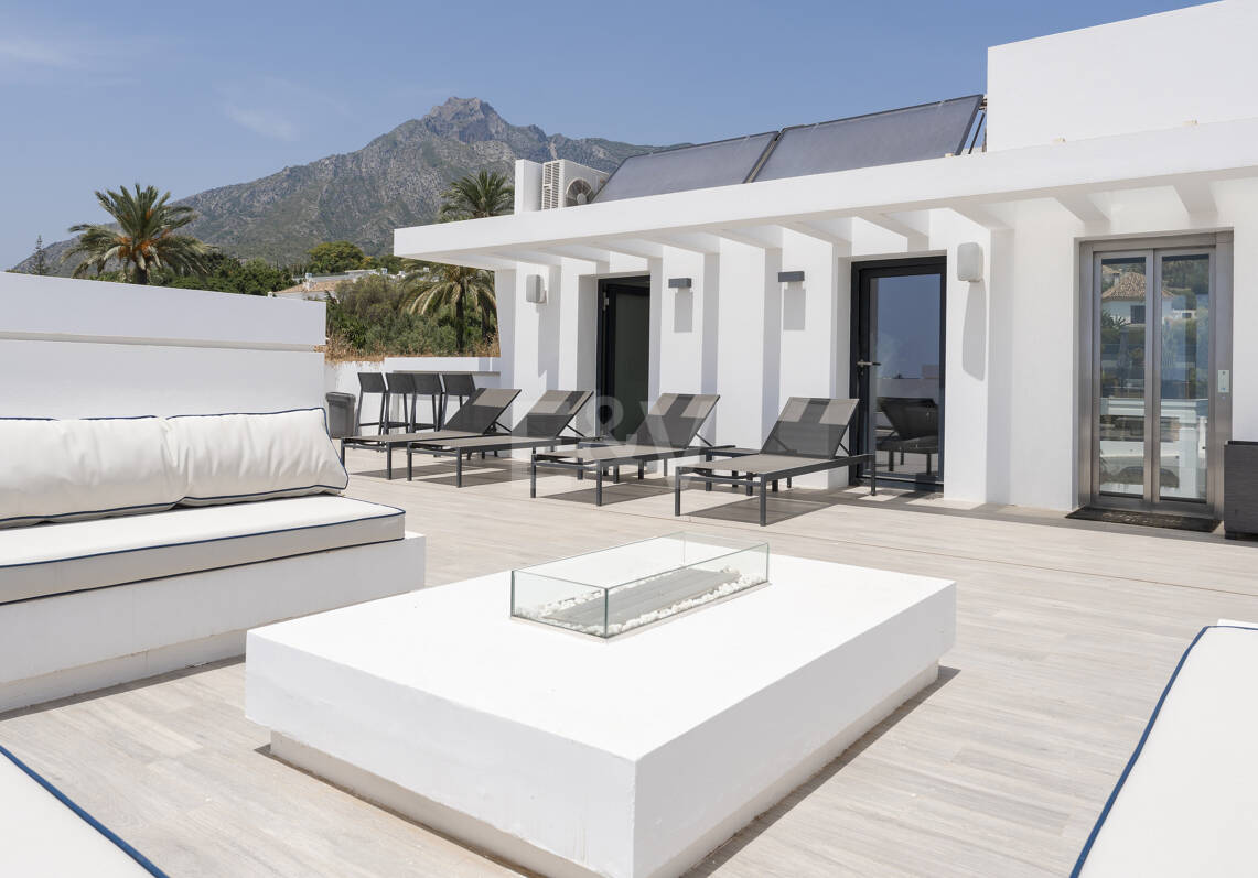 Villa contemporánea de diseño con espectaculares vistas al mar en la Milla de Oro de Marbella