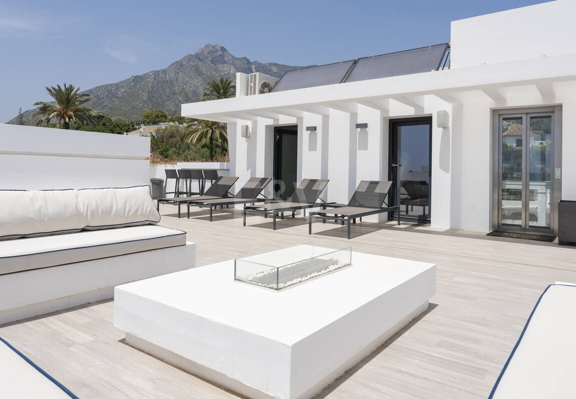 Zeitgenössische Designervilla Mit Spektakulärem Meerblick An Der Goldenen Meile Von Marbella