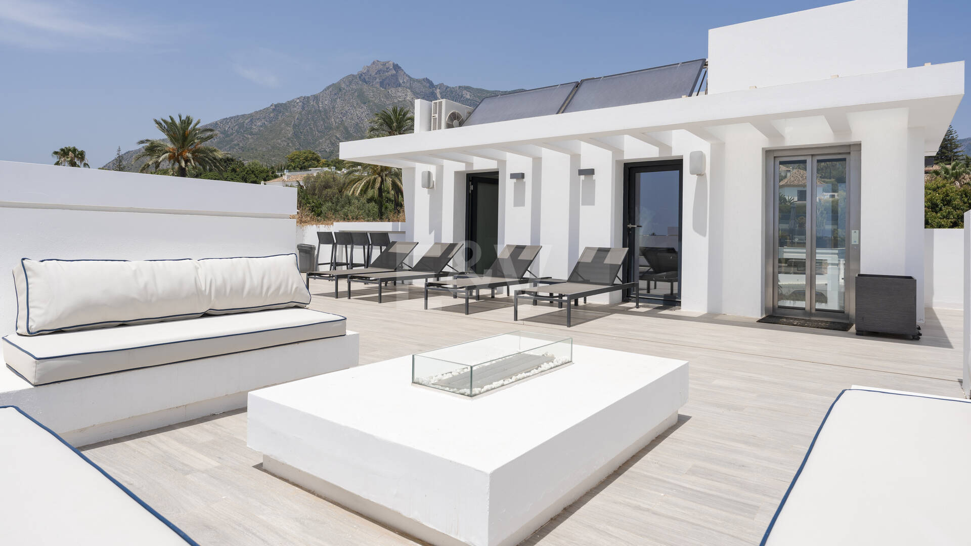 Zeitgenössische Designervilla Mit Spektakulärem Meerblick An Der Goldenen Meile Von Marbella