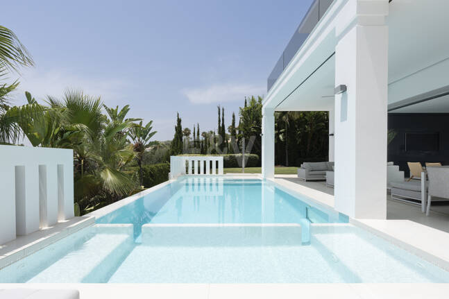 Zeitgenössische Designervilla Mit Spektakulärem Meerblick An Der Goldenen Meile Von Marbella