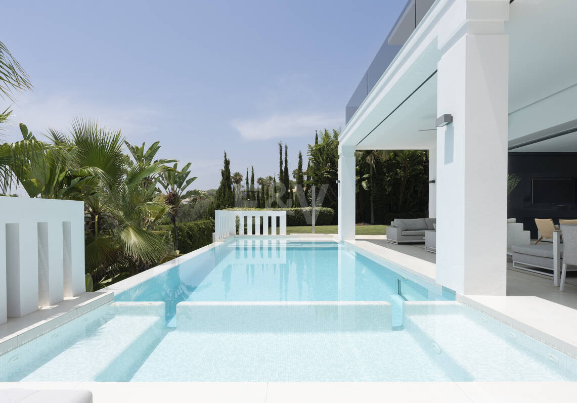 Villa contemporánea de diseño con espectaculares vistas al mar en la Milla de Oro de Marbella