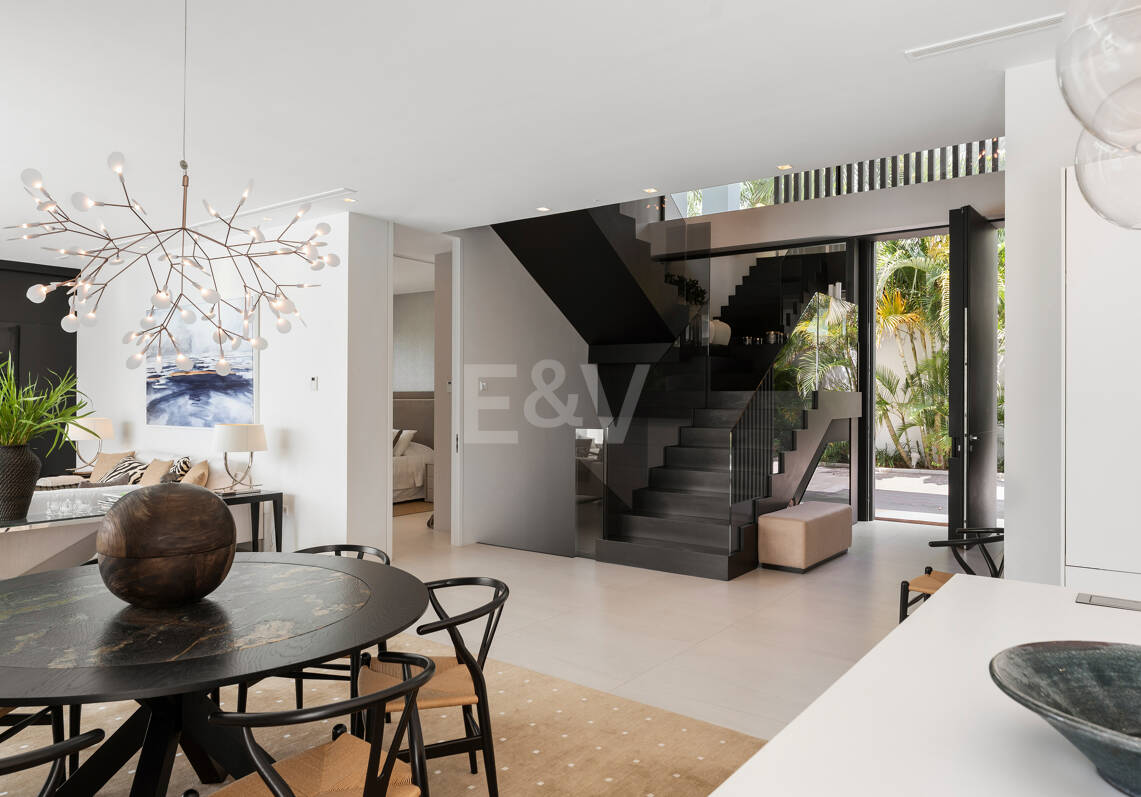Villa contemporánea de diseño con espectaculares vistas al mar en la Milla de Oro de Marbella