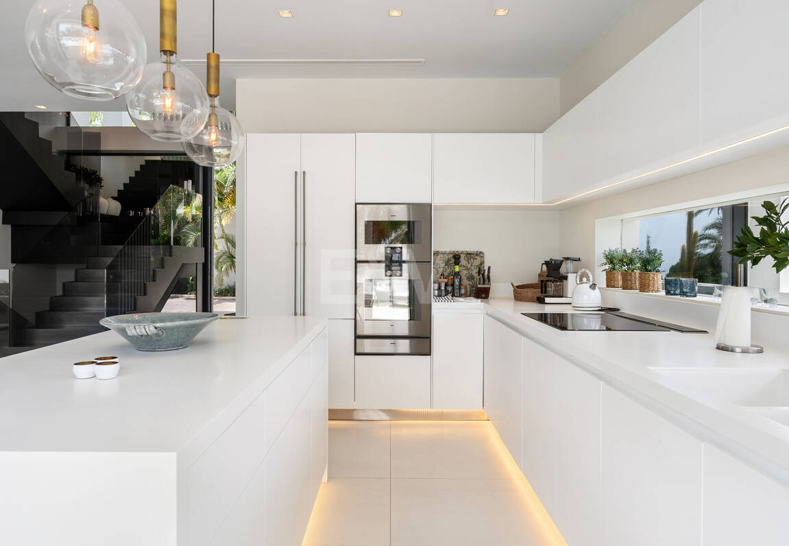 Zeitgenössische Designervilla Mit Spektakulärem Meerblick An Der Goldenen Meile Von Marbella