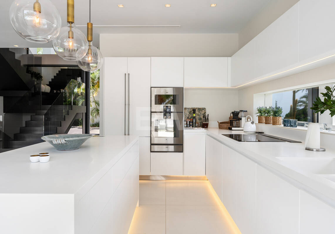 Villa contemporánea de diseño con espectaculares vistas al mar en la Milla de Oro de Marbella