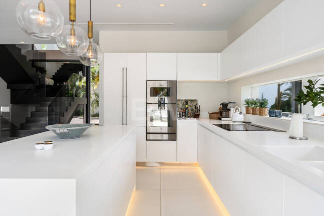Zeitgenössische Designervilla Mit Spektakulärem Meerblick An Der Goldenen Meile Von Marbella