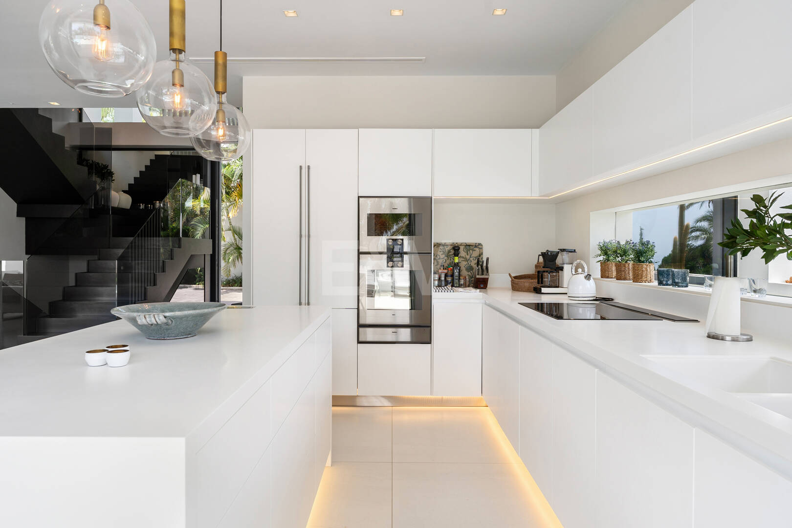 Zeitgenössische Designervilla Mit Spektakulärem Meerblick An Der Goldenen Meile Von Marbella