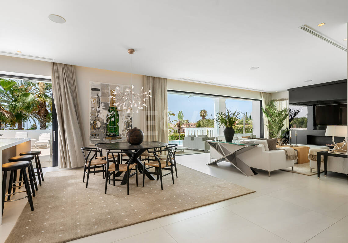 Villa contemporánea de diseño con espectaculares vistas al mar en la Milla de Oro de Marbella
