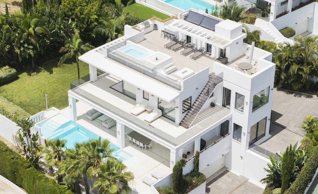 Situada en una de las ubicaciones más codiciadas de la Milla de Oro de Marbella, esta villa contemporánea de diseño...