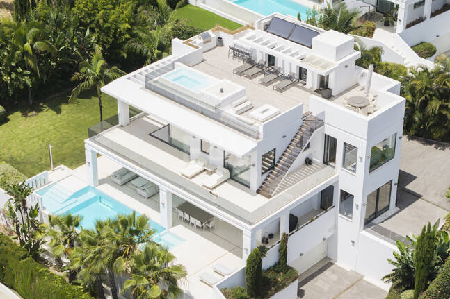 Zeitgenössische Designervilla Mit Spektakulärem Meerblick An Der Goldenen Meile Von Marbella