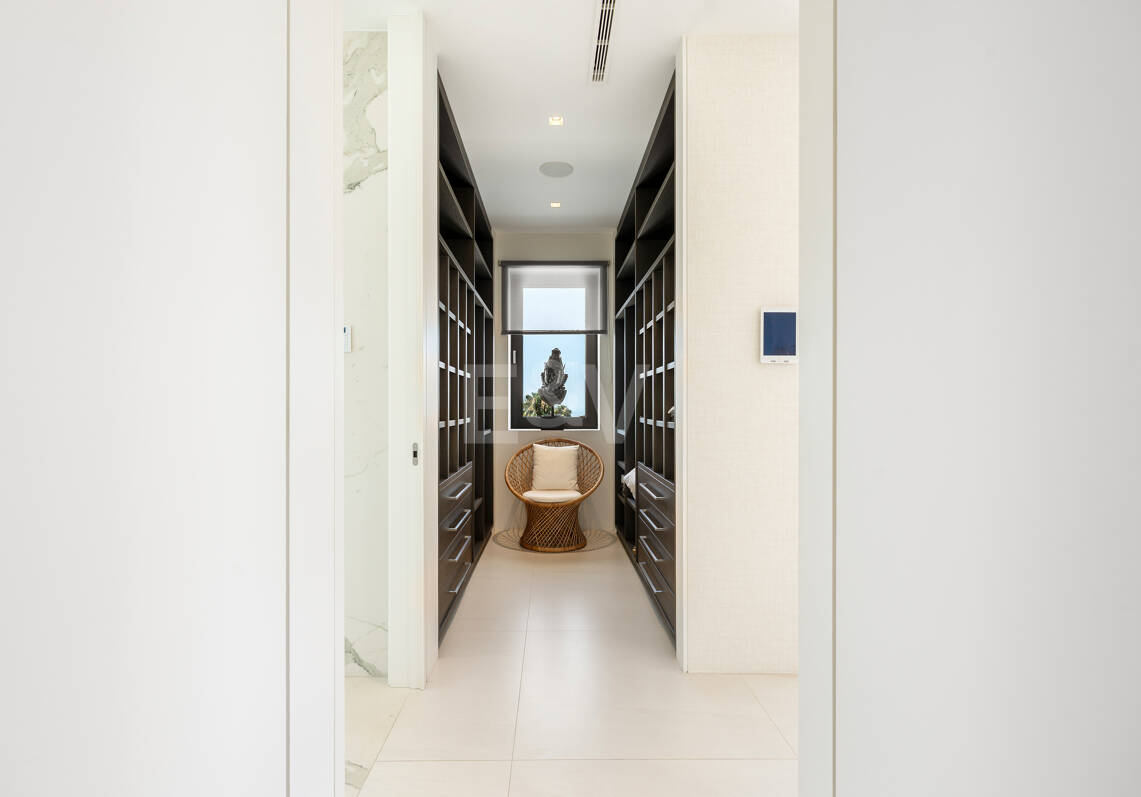Villa contemporánea de diseño con espectaculares vistas al mar en la Milla de Oro de Marbella