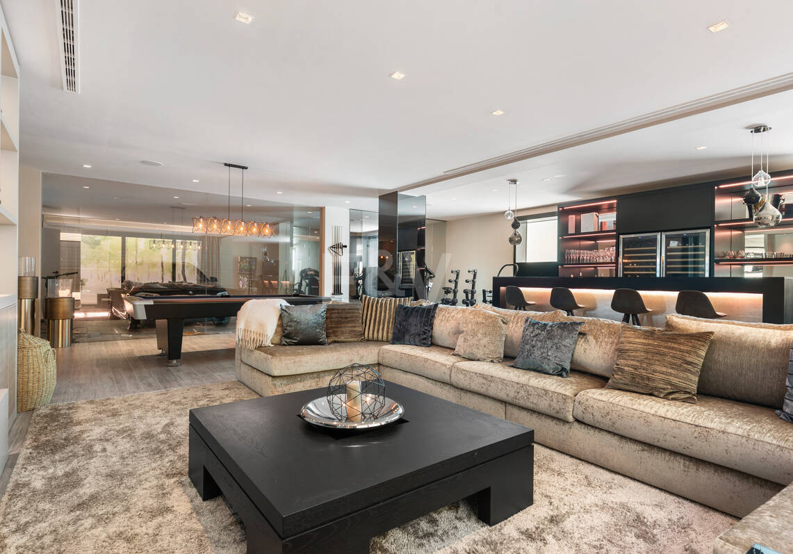 Villa contemporánea de diseño con espectaculares vistas al mar en la Milla de Oro de Marbella