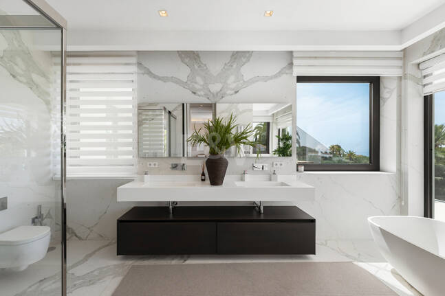 Zeitgenössische Designervilla Mit Spektakulärem Meerblick An Der Goldenen Meile Von Marbella