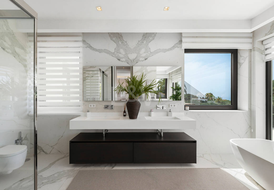 Zeitgenössische Designervilla Mit Spektakulärem Meerblick An Der Goldenen Meile Von Marbella