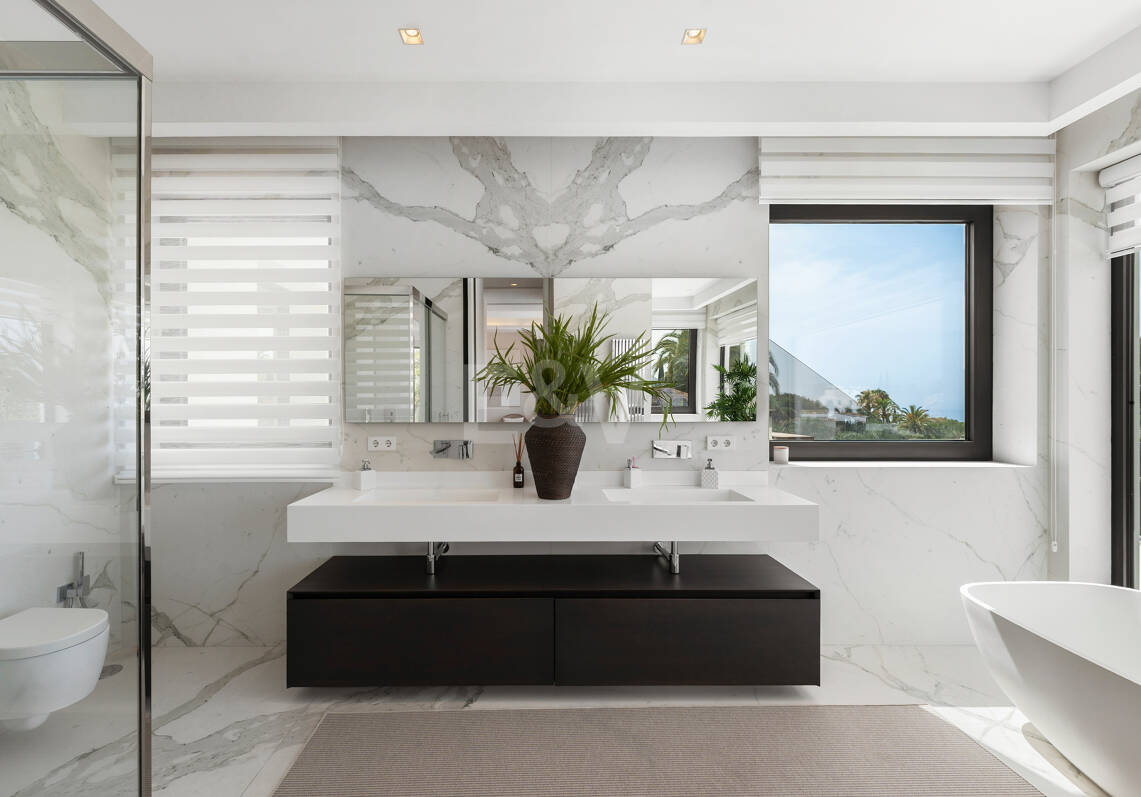 Villa contemporánea de diseño con espectaculares vistas al mar en la Milla de Oro de Marbella