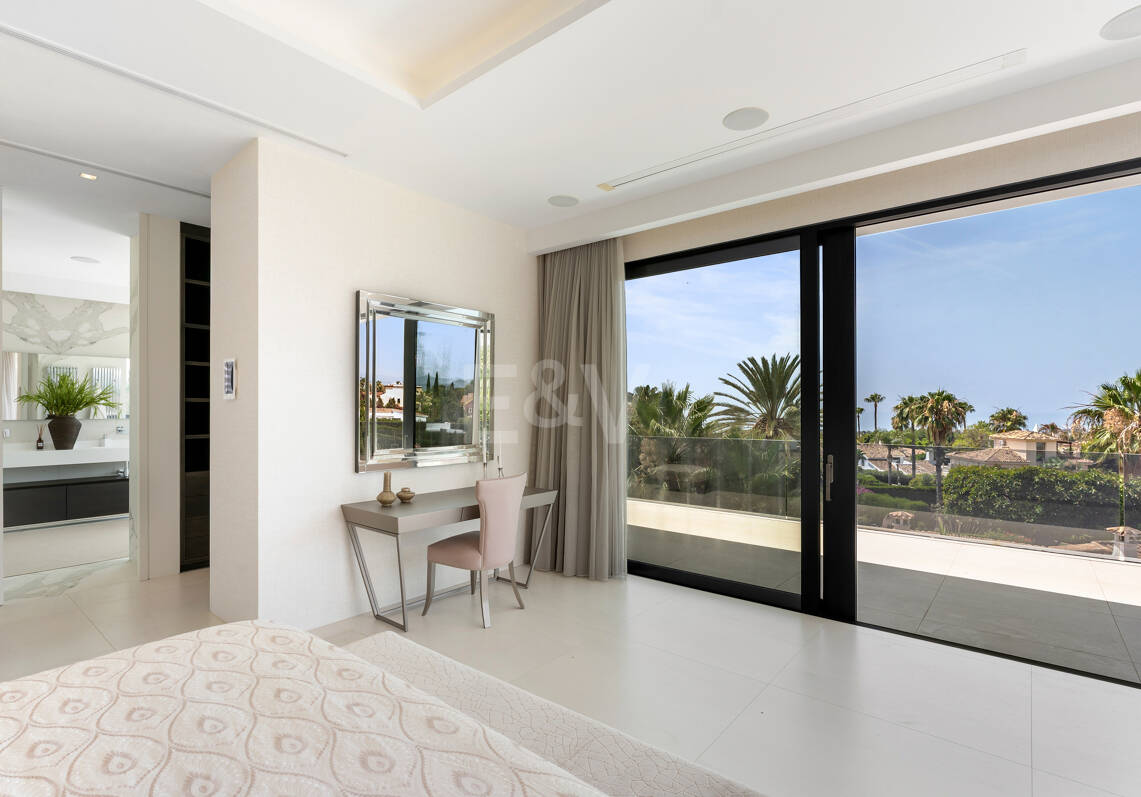 Villa contemporánea de diseño con espectaculares vistas al mar en la Milla de Oro de Marbella