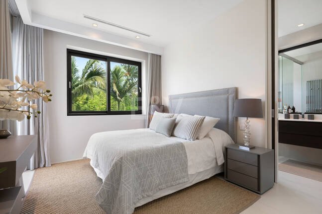 Zeitgenössische Designervilla Mit Spektakulärem Meerblick An Der Goldenen Meile Von Marbella