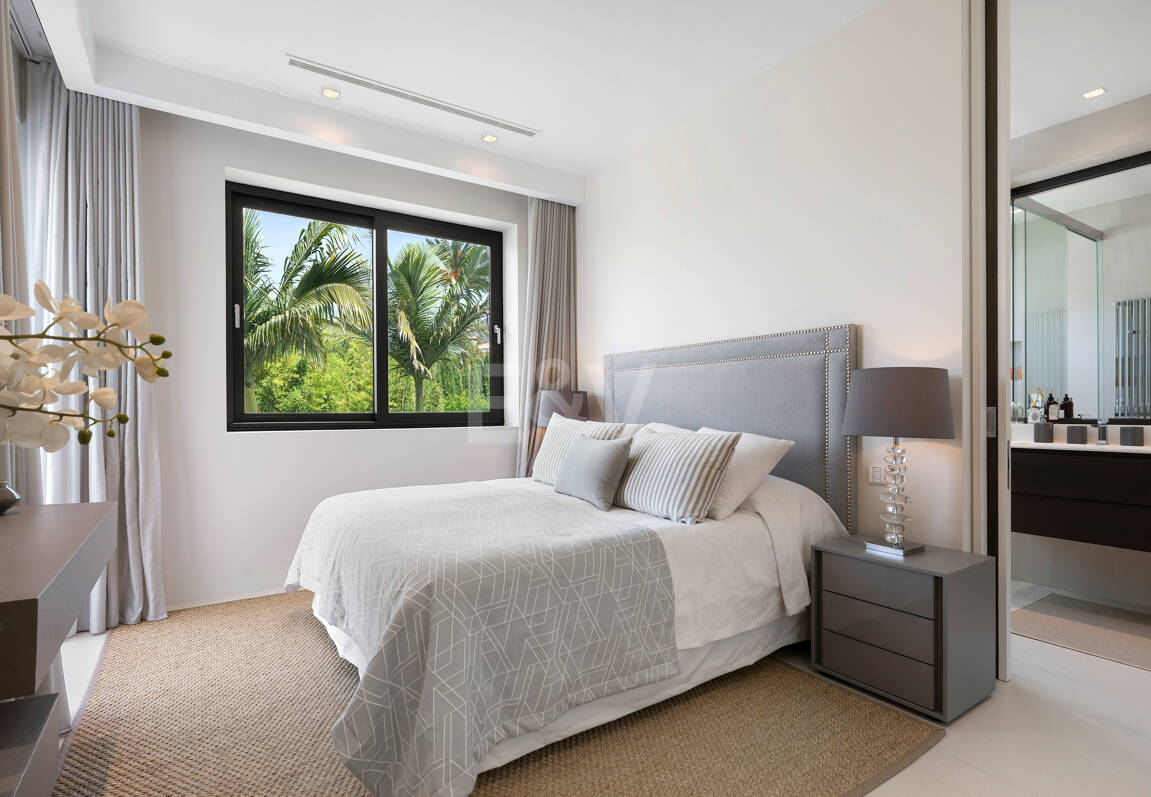 Zeitgenössische Designervilla Mit Spektakulärem Meerblick An Der Goldenen Meile Von Marbella