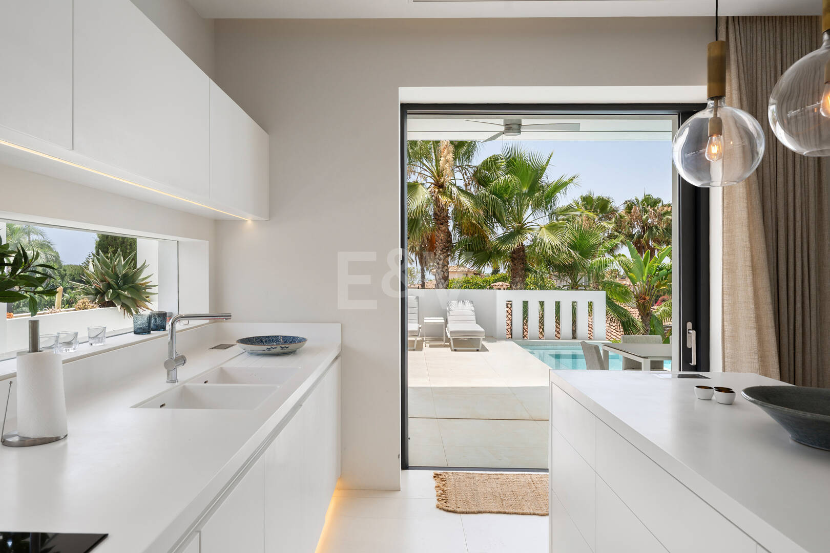 Zeitgenössische Designervilla Mit Spektakulärem Meerblick An Der Goldenen Meile Von Marbella