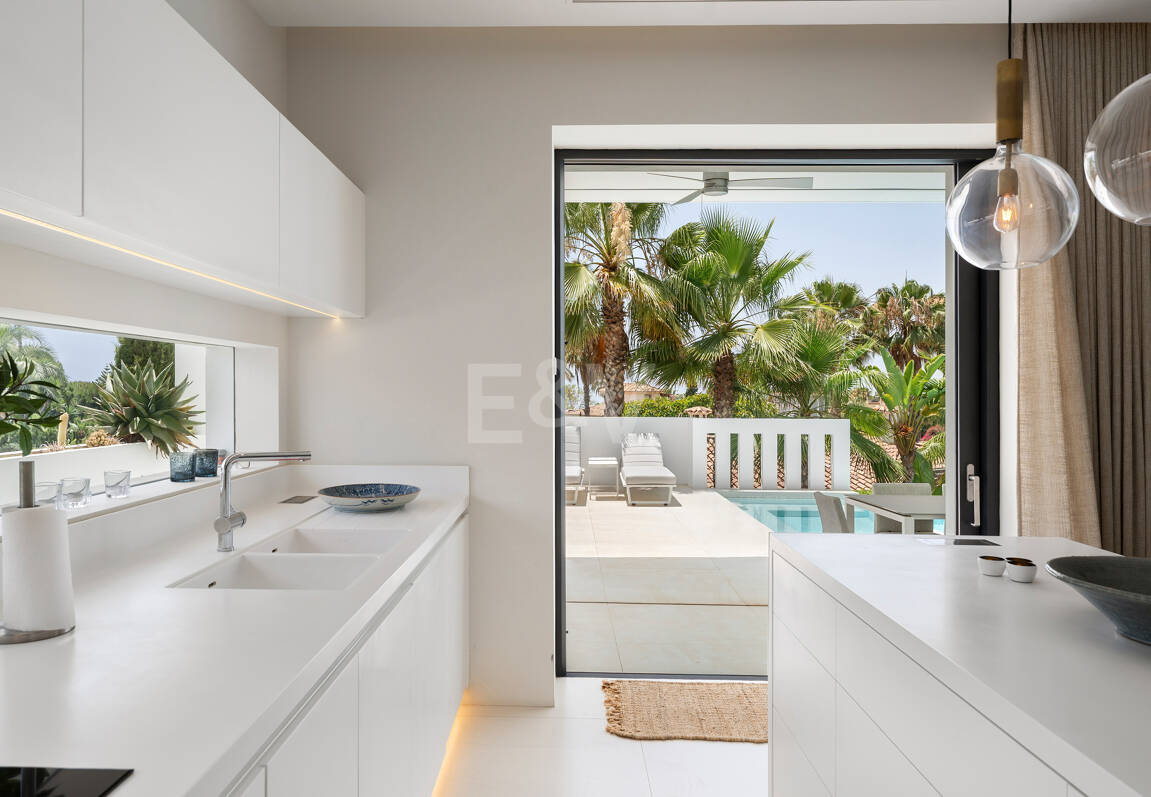Zeitgenössische Designervilla Mit Spektakulärem Meerblick An Der Goldenen Meile Von Marbella