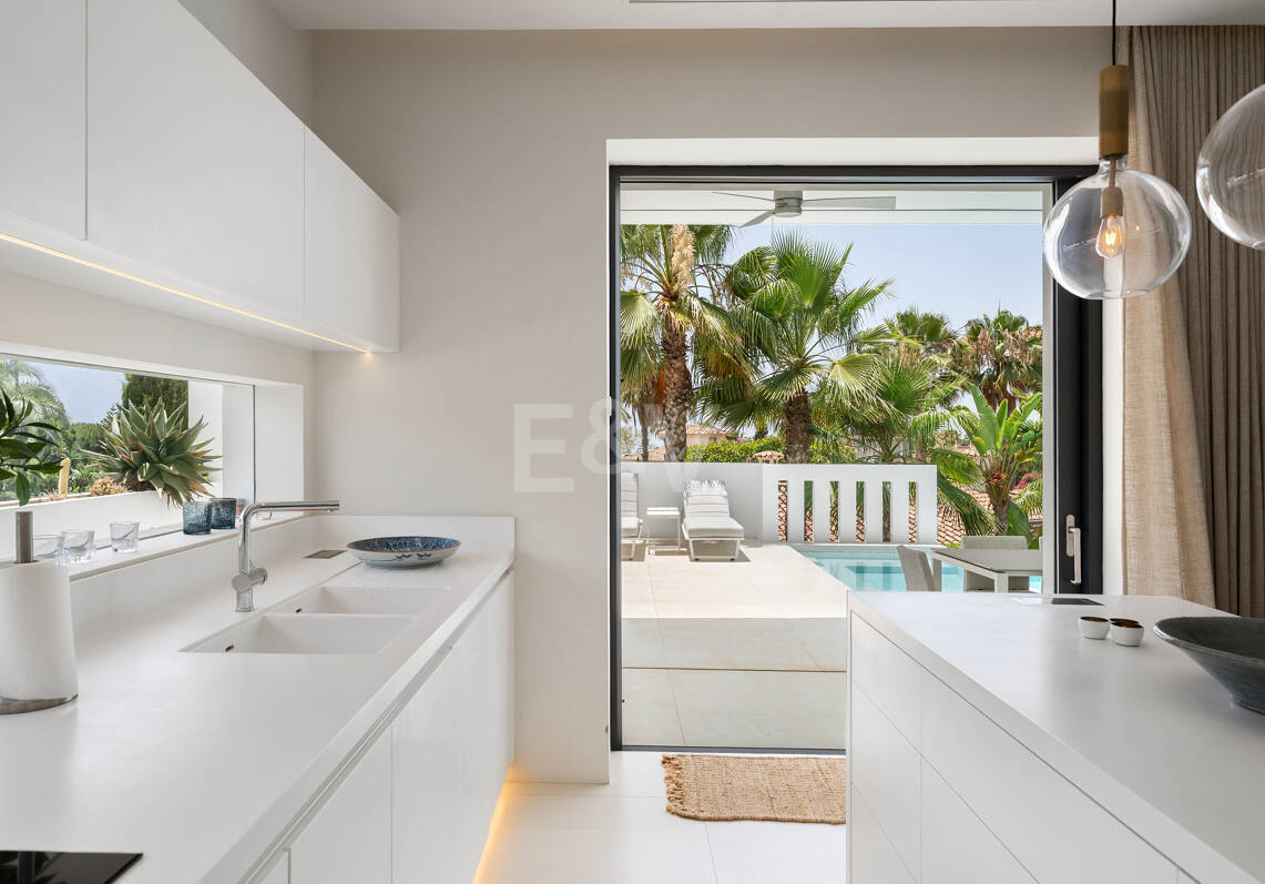 Villa contemporánea de diseño con espectaculares vistas al mar en la Milla de Oro de Marbella