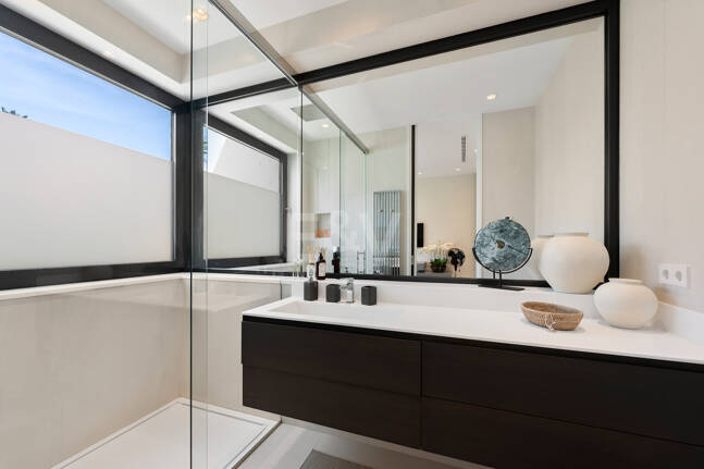 Zeitgenössische Designervilla Mit Spektakulärem Meerblick An Der Goldenen Meile Von Marbella