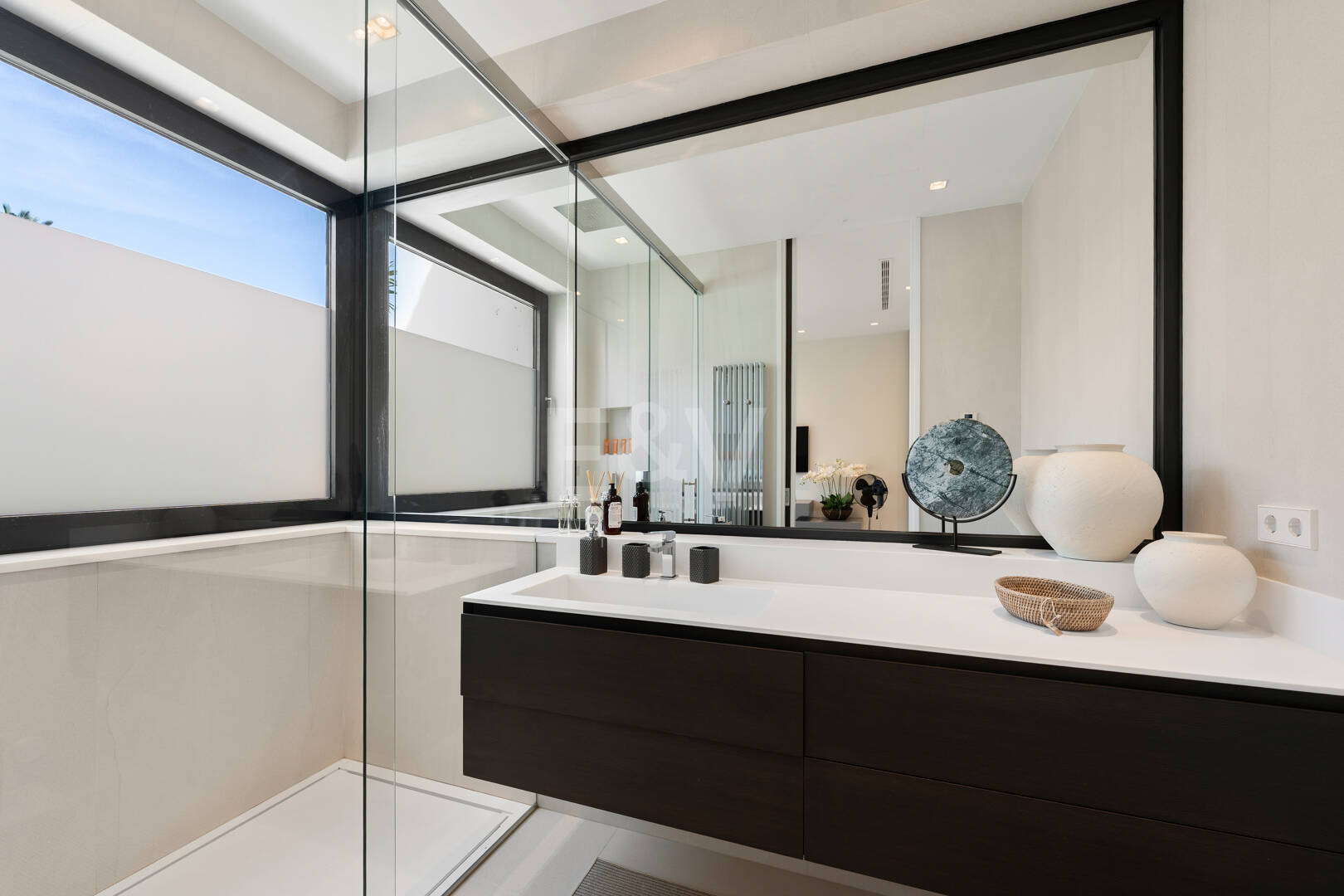 Zeitgenössische Designervilla Mit Spektakulärem Meerblick An Der Goldenen Meile Von Marbella