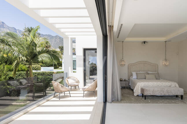 Zeitgenössische Designervilla Mit Spektakulärem Meerblick An Der Goldenen Meile Von Marbella