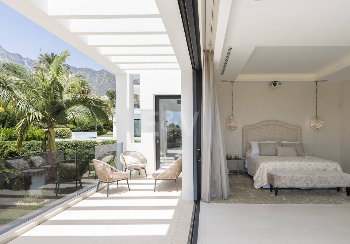 Villa contemporánea de diseño con espectaculares vistas al mar en la Milla de Oro de Marbella