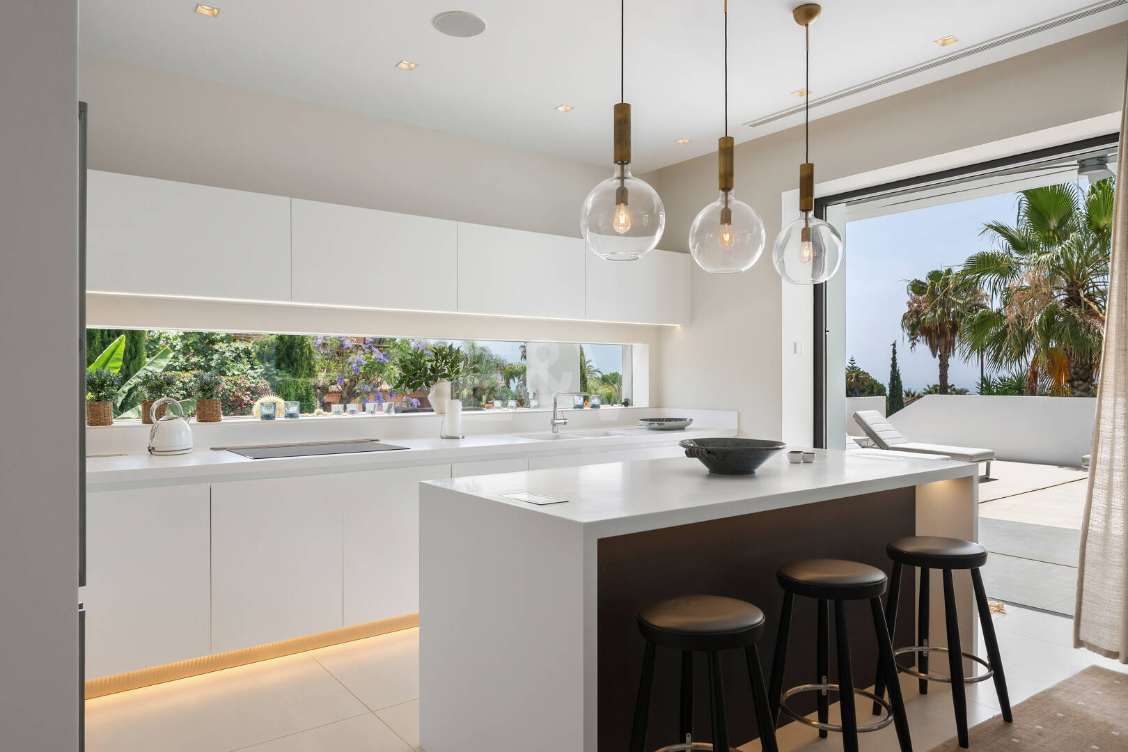 Zeitgenössische Designervilla Mit Spektakulärem Meerblick An Der Goldenen Meile Von Marbella
