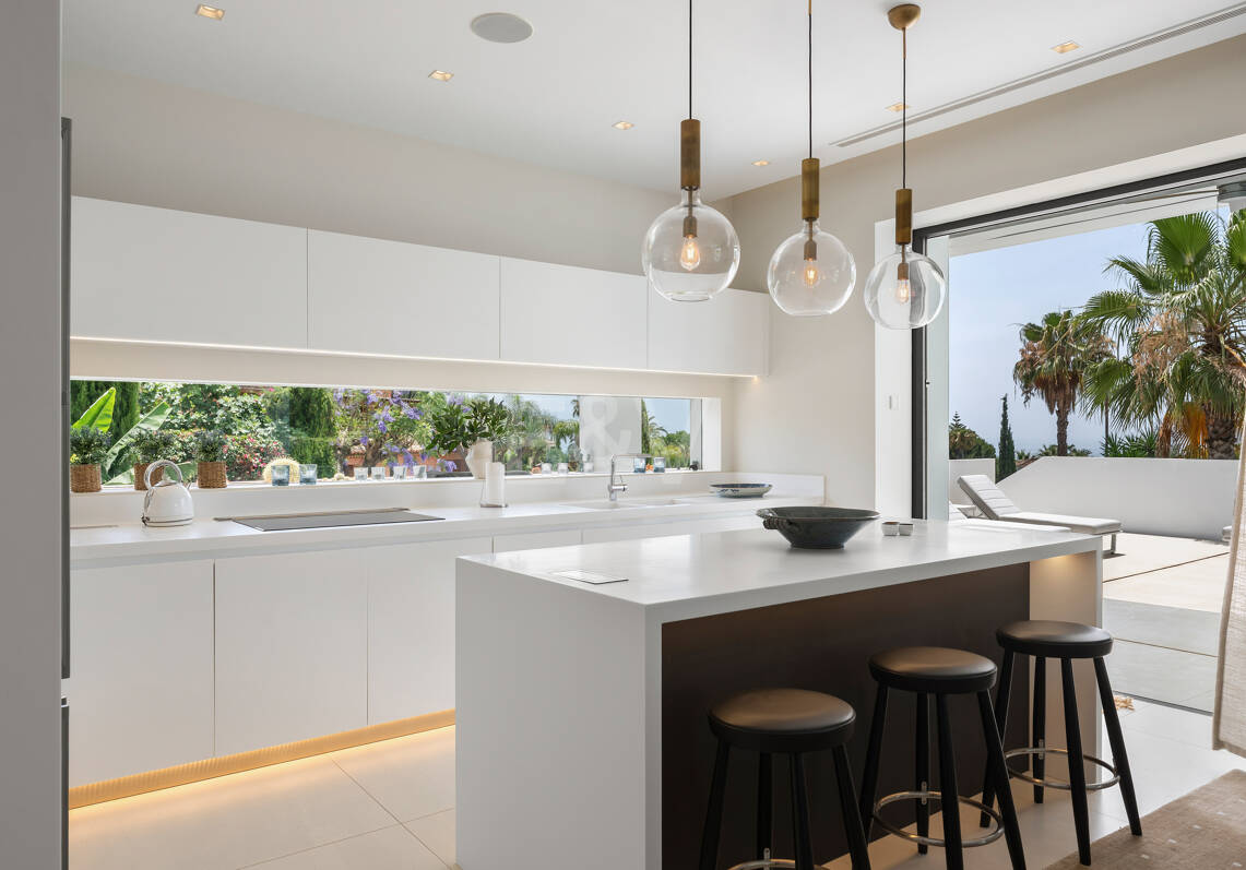 Villa contemporánea de diseño con espectaculares vistas al mar en la Milla de Oro de Marbella