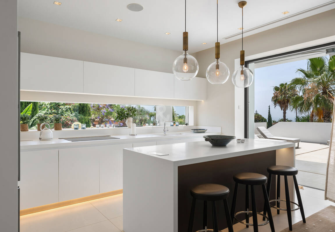 Zeitgenössische Designervilla Mit Spektakulärem Meerblick An Der Goldenen Meile Von Marbella