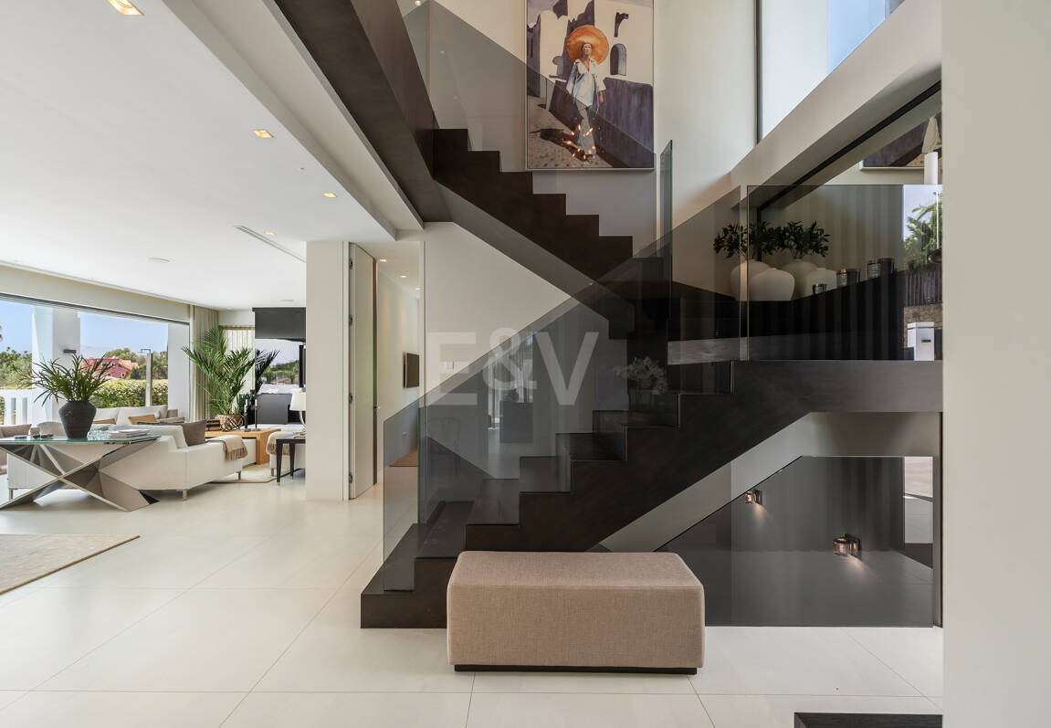 Zeitgenössische Designervilla Mit Spektakulärem Meerblick An Der Goldenen Meile Von Marbella
