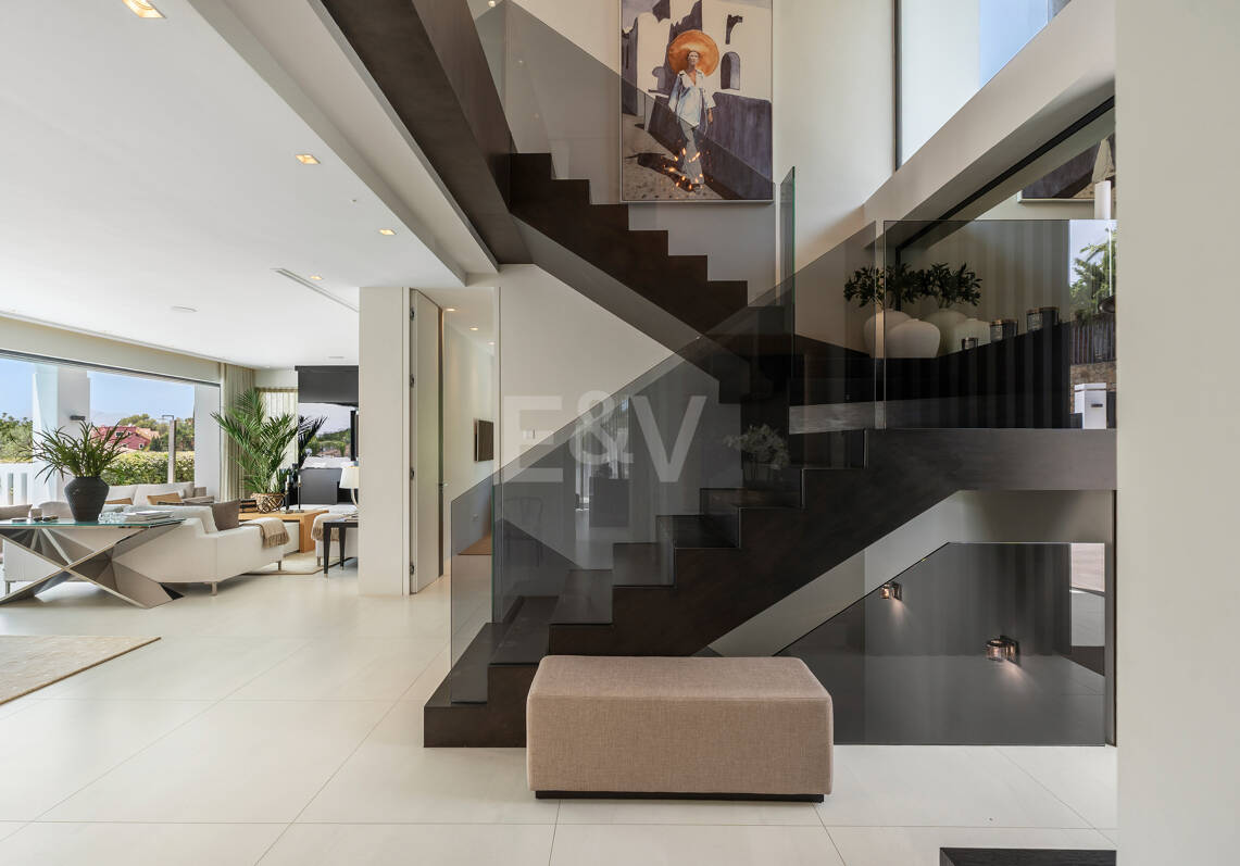 Villa contemporánea de diseño con espectaculares vistas al mar en la Milla de Oro de Marbella