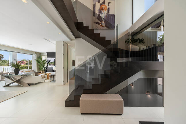 Zeitgenössische Designervilla Mit Spektakulärem Meerblick An Der Goldenen Meile Von Marbella